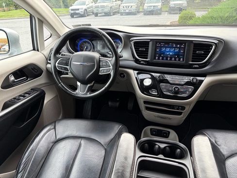 Used 2020 Chrysler Pacifica Touring-L w/ Tire & Wheel Group image 7