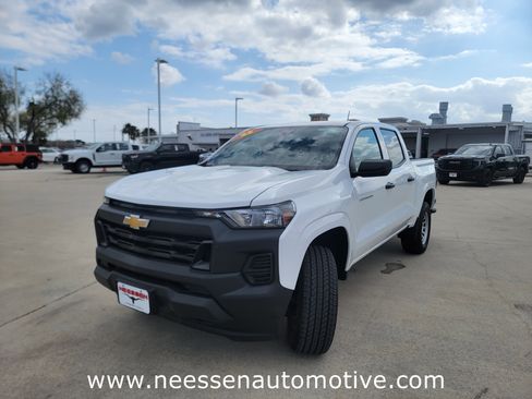 Used 2025 Chevrolet Colorado W/T w/ Advanced Trailering Package image 3