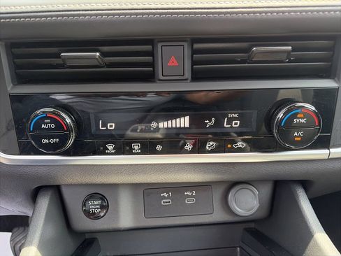 Used 2025 Nissan Rogue SV FWD image 8