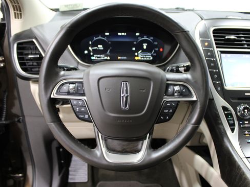 Used 2020 Lincoln Nautilus Reserve w/ Equipment Group 201A image 10