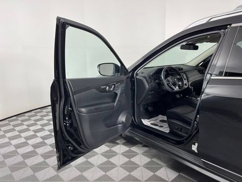 Used 2019 Nissan Rogue SV w/ Premium Package FWD image 17