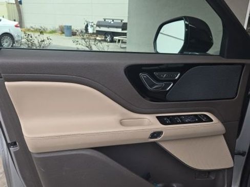 Used 2023 Lincoln Aviator AWD w/ Premium Package image 12