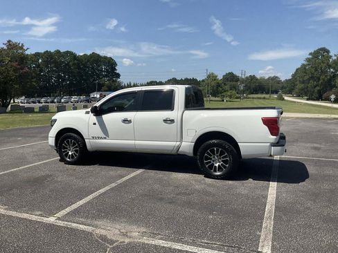 Used 2021 Nissan Titan SV AWD/4WD image 11