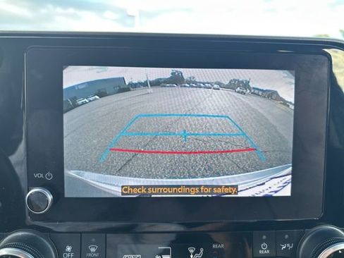 Used 2024 Toyota Highlander LE image 30