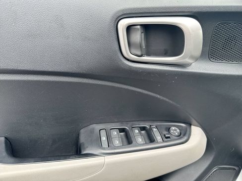 Used 2023 Hyundai Venue SEL FWD image 21