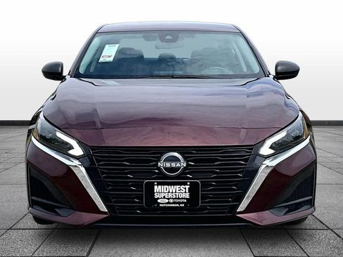 Used 2024 Nissan Altima 2.5 SV FWD image 3