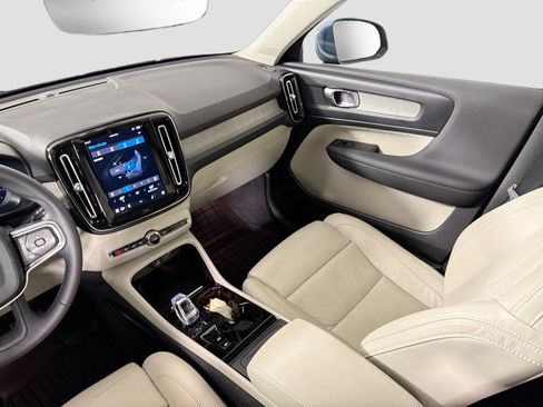 Certified 2023 Volvo XC40 B5 Plus w/ Protection Package Premier image 24