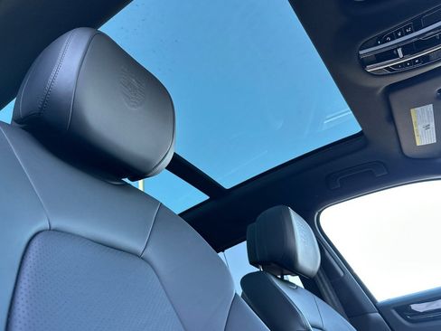 Used 2023 Porsche Cayenne Platinum Edition image 17