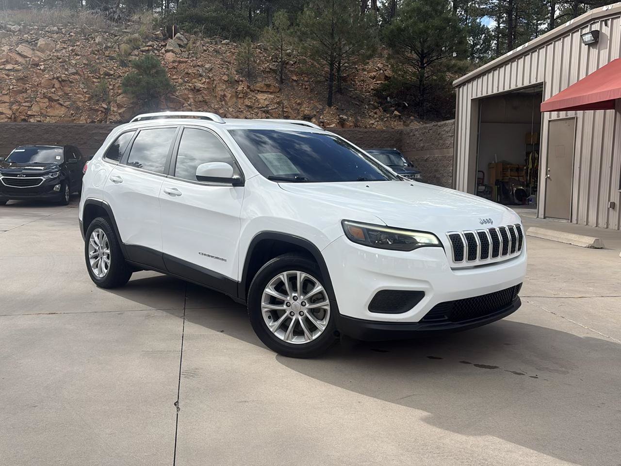 Used 2020 Jeep Cherokee Latitude FWD image 2
