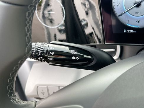 New 2025 Hyundai Elantra Limited image 32