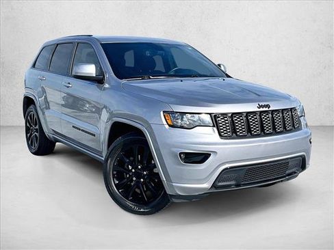 Used 2019 Jeep Grand Cherokee Altitude image 12
