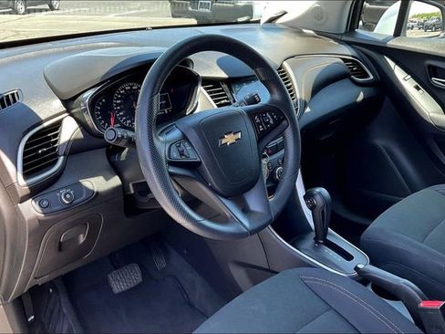 Used 2017 Chevrolet Trax LS w/ Fleet Convenience Package AWD/4WD image 12