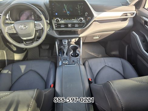 Used 2025 Toyota Highlander Platinum image 13
