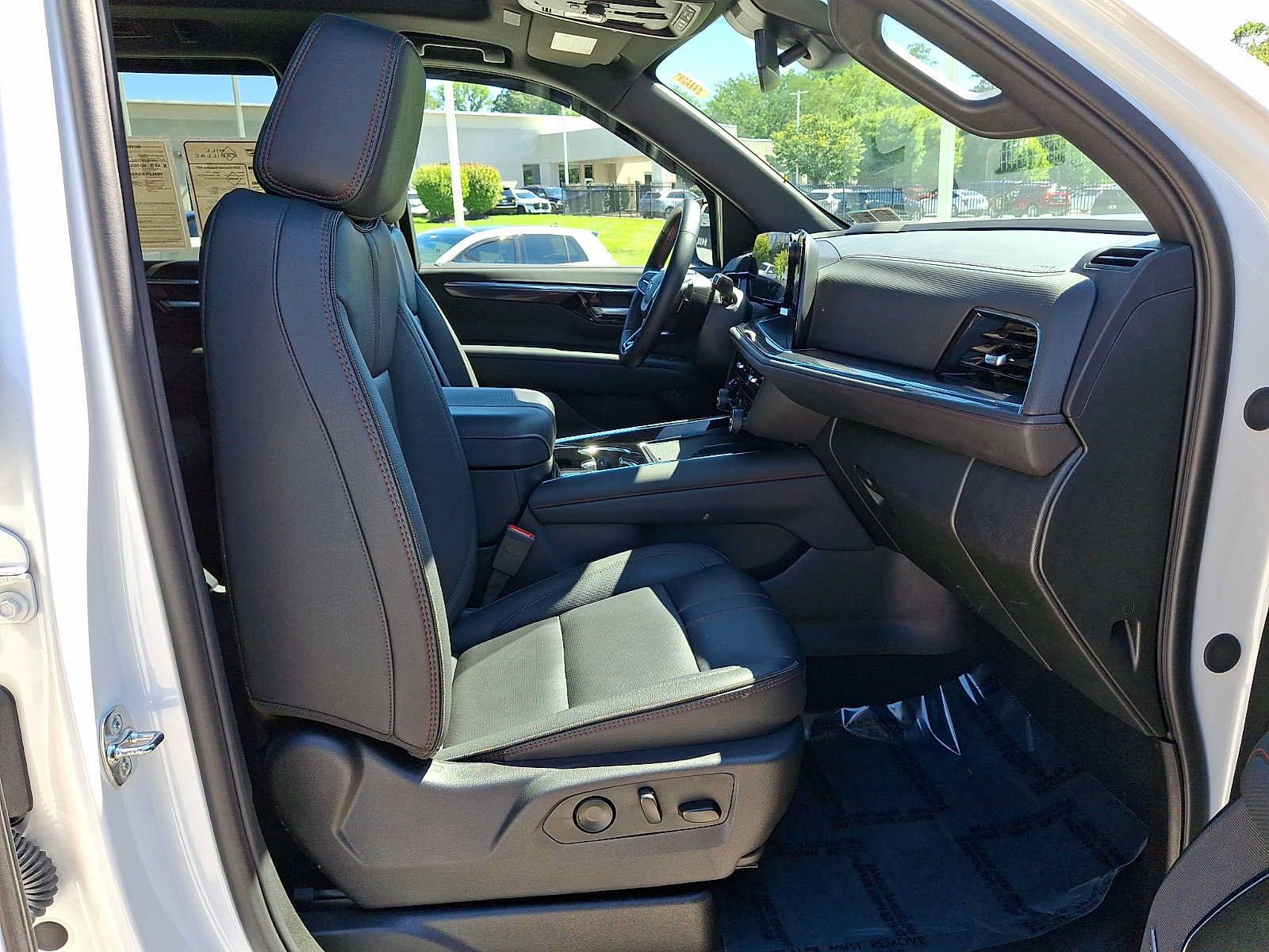 Used 2025 Chevrolet Suburban RST AWD/4WD image 21