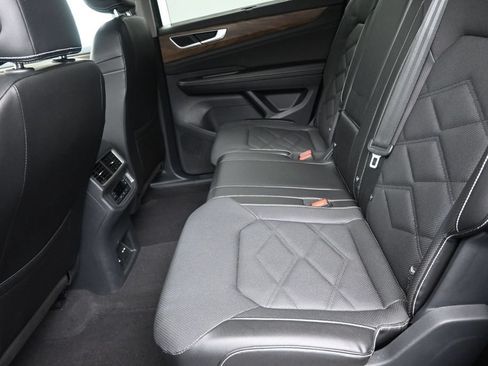 Used 2024 Volkswagen Atlas SE FWD image 13