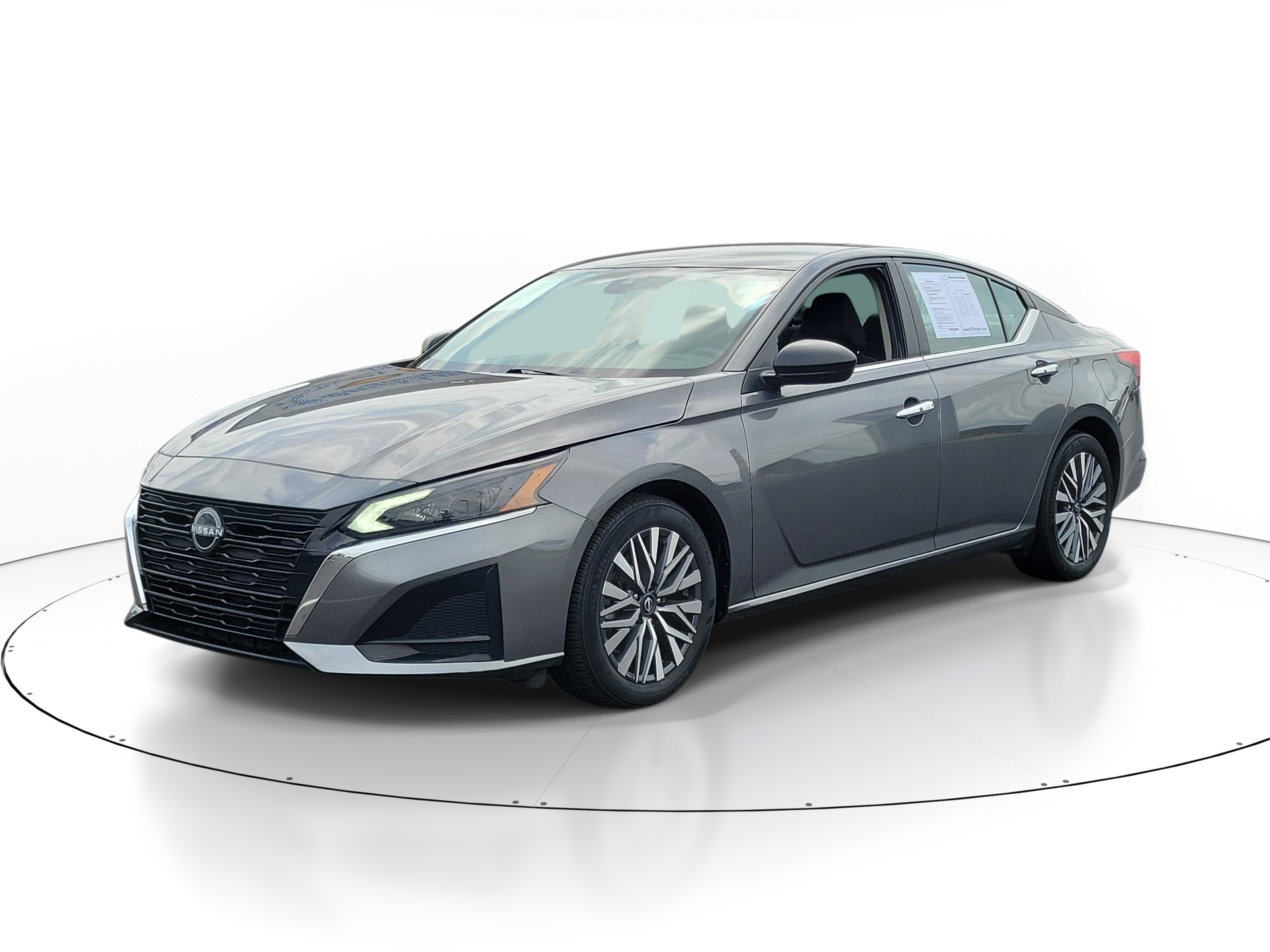 Used 2025 Nissan Altima 2.5 SV FWD image 2
