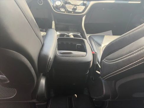 Used 2025 Chrysler Pacifica Limited FWD image 12