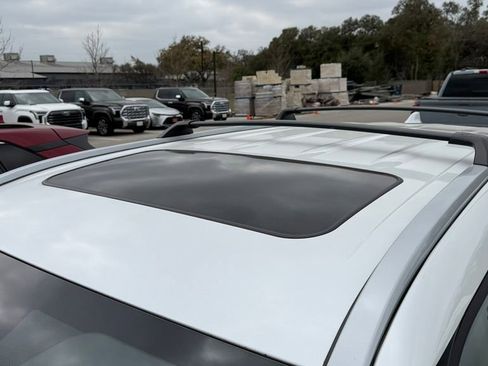 Certified 2025 Toyota Highlander XLE image 10