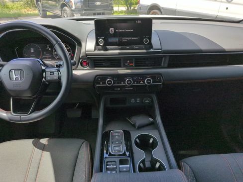 Used 2025 Honda Pilot Sport image 19