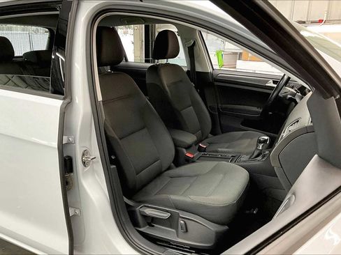 Used 2019 Volkswagen e-Golf SE w/ Driver Assistance Package image 9