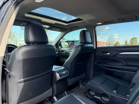 Used 2018 Toyota Highlander XLE AWD/4WD image 16