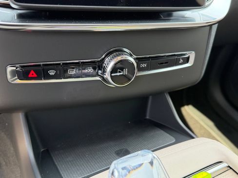 New 2026 Volvo XC90 T8 Plus w/ Protection Package Premier AWD/4WD image 16