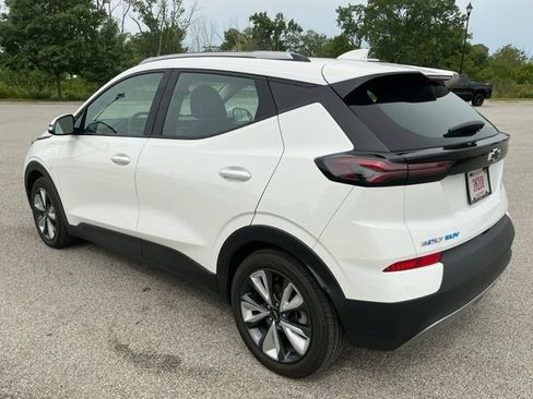 Used 2022 Chevrolet Bolt EUV LT w/ Convenience Package FWD image 4