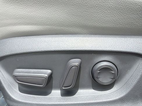 Used 2019 Toyota Camry SE FWD image 13