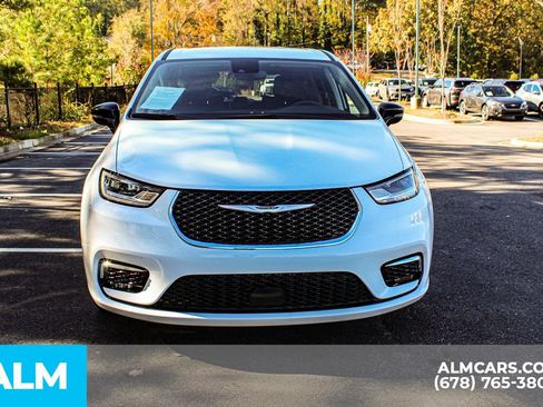 Used 2024 Chrysler Pacifica Select image 10