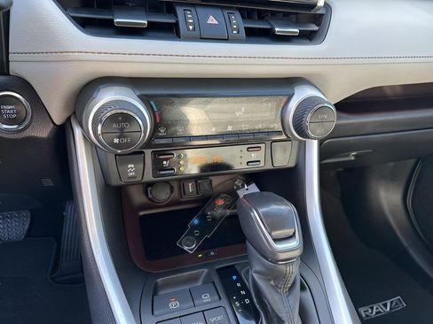 Used 2022 Toyota RAV4 Limited image 35