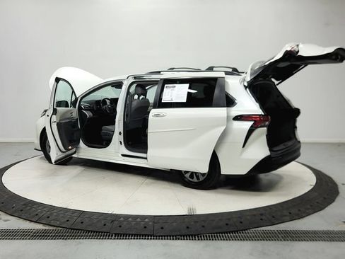 Used 2021 Toyota Sienna XLE FWD image 14