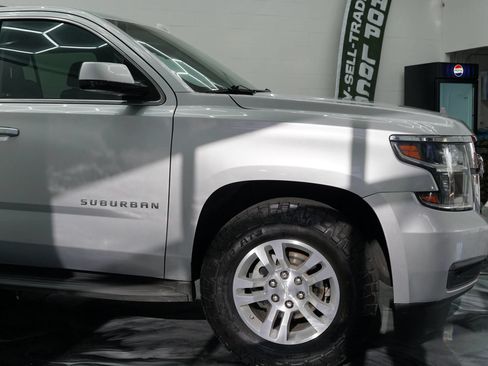 Used 2017 Chevrolet Suburban LT RWD image 4