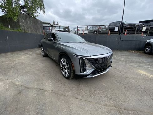 Used 2024 Cadillac Lyriq Luxury w/ LPO, Floor Liner Package AWD/4WD image 8