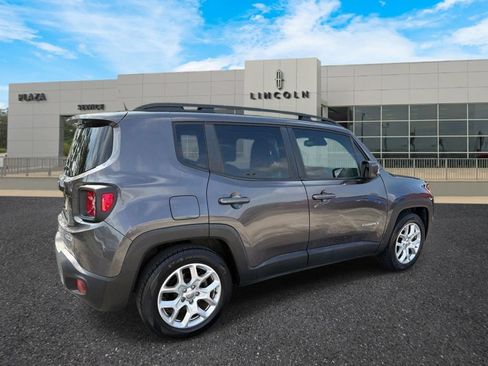 Used 2018 Jeep Renegade Latitude w/ Popular Equipment Group FWD image 3