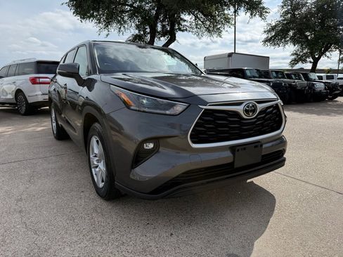 Used 2021 Toyota Highlander LE FWD image 1