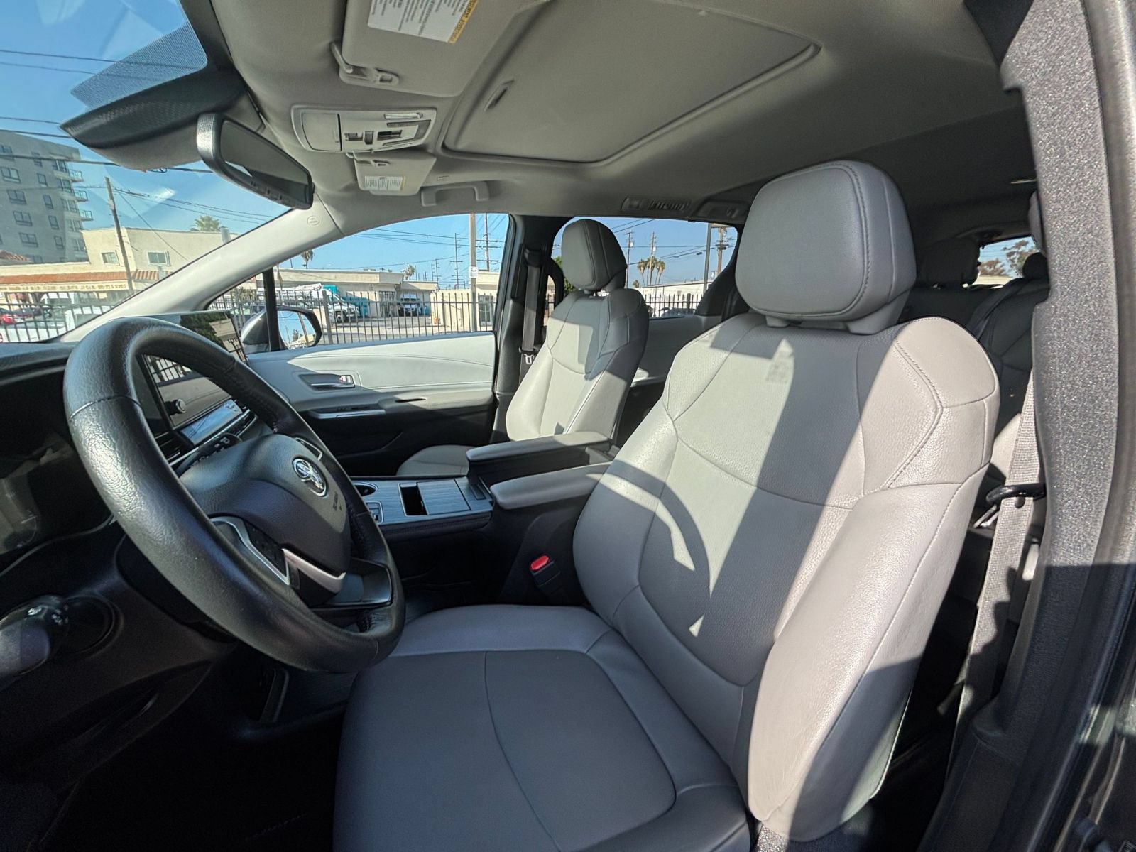Used 2025 Toyota Sienna XLE FWD image 27