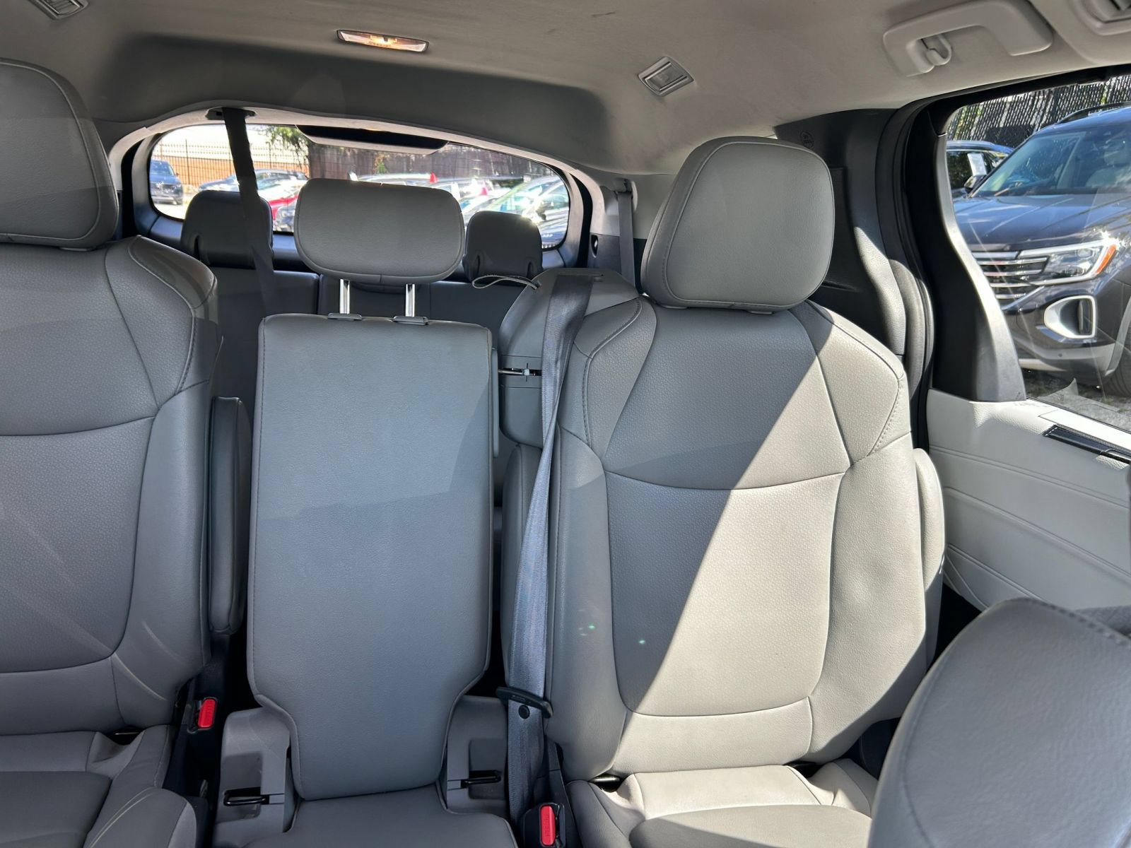 Used 2025 Toyota Sienna XLE FWD image 35