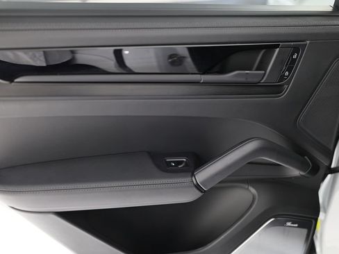 Certified 2025 Porsche Cayenne GTS AWD/4WD image 25