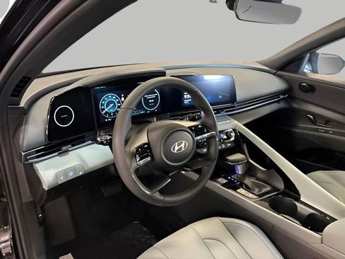 New 2025 Hyundai Elantra Limited image 18
