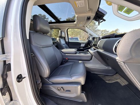 Used 2025 Ford Expedition Active image 12