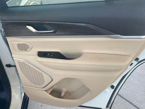 Used 2022 Jeep Grand Cherokee Limited image 15