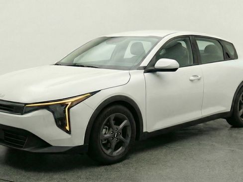 Used 2025 Kia K4 LXS image 3