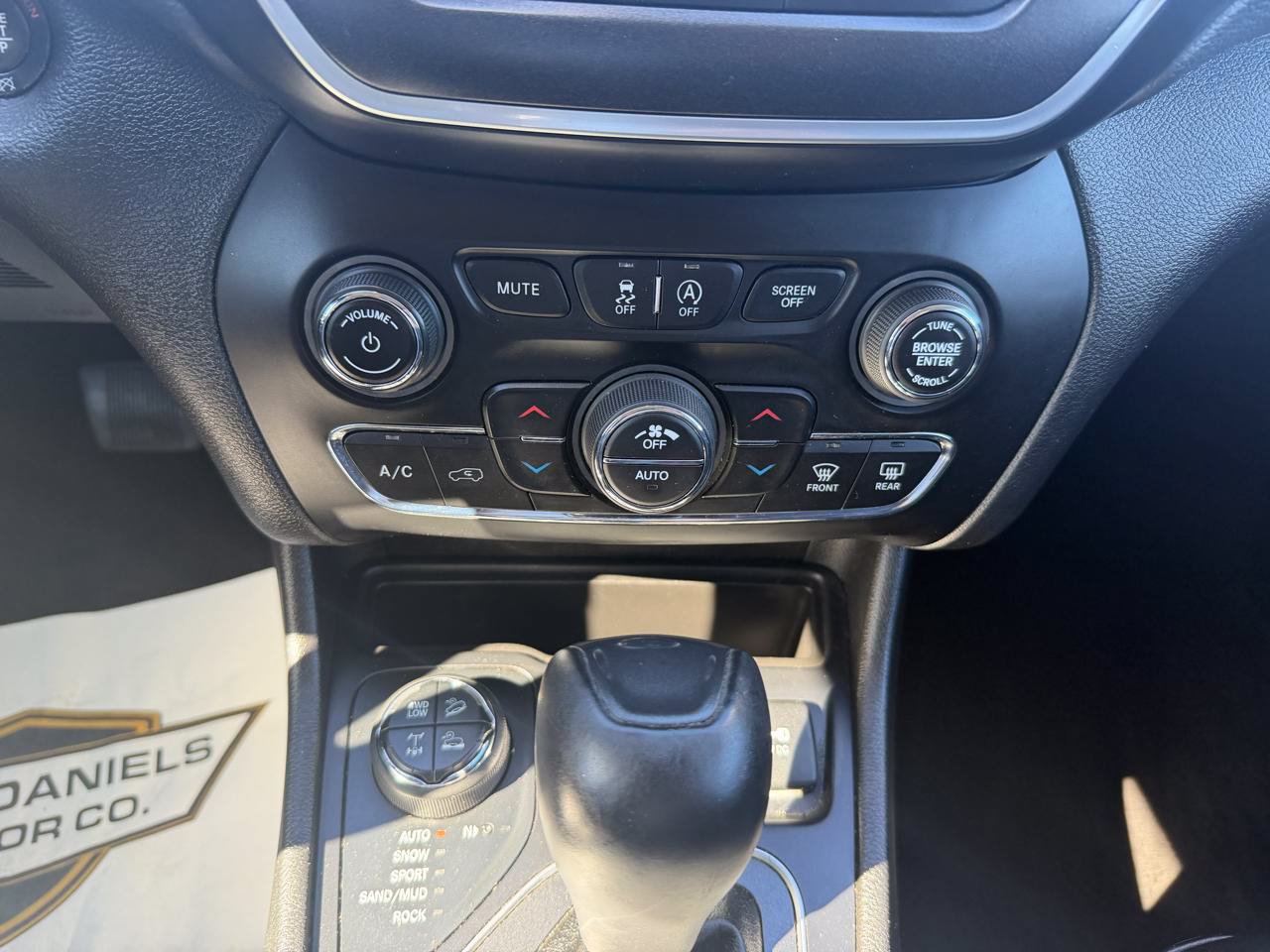 Used 2019 Jeep Cherokee Trailhawk w/ Cold Weather Group AWD/4WD image 24