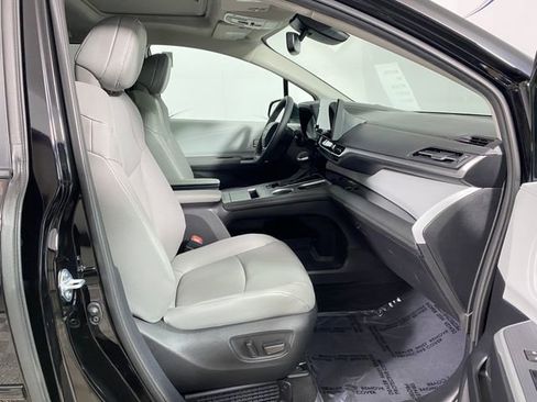 Used 2025 Toyota Sienna XLE image 9