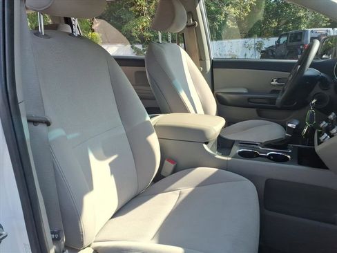 Used 2019 Kia Sedona L image 9