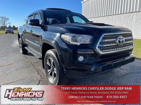 Used 2017 Toyota Tacoma TRD Sport image 1