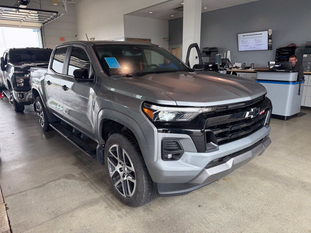 Used 2024 Chevrolet Colorado Z71 w/ Z71 Convenience Package 2 AWD/4WD image 2