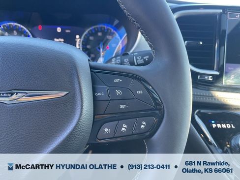 Used 2025 Chrysler Pacifica Limited FWD image 30