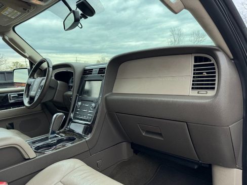 Used 2015 Lincoln Navigator 4WD image 21