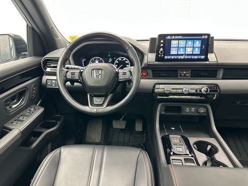Used 2025 Honda Pilot TrailSport image 3